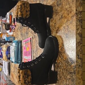 Women's Timberland Boots. Size 8 1/2 never been worn